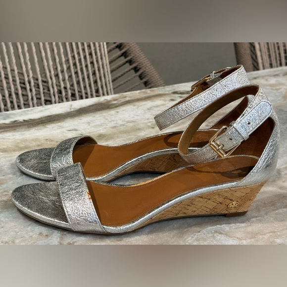 Women’s TORY BURCH Savannah cracked silver wedge sandals- Size 7 - Picture 2 of 9